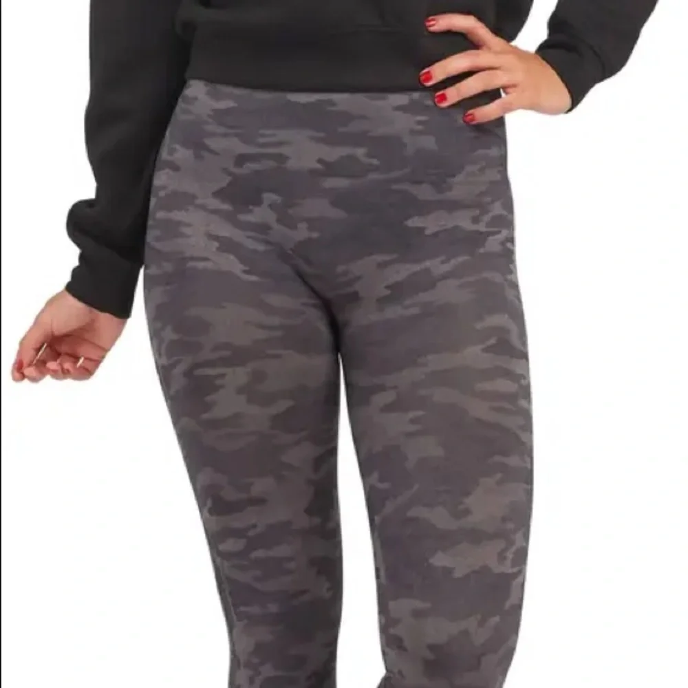 NWT SPANX Look at Me Now Seamless Camo Leggings Size: small (2-4)